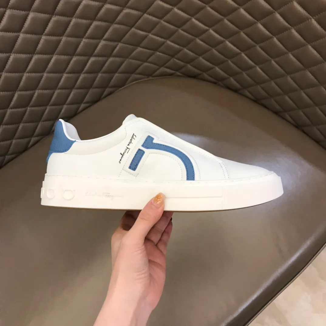 p400【Salvatore Ferraga**】New men's low-top casual shoes! Top-quality cow products, original lasts, made of imported cowhide, first-class texture, first-layer sheepskin lining! Original outsole! The details are exquisite and the style is versatile and upscale! Decorated with a three-dimensional Gancini logo, the back of the tongue and lace-up piping add a pop of color. The high-tech sole features a holographic pattern and Gancini details, making it ideal for a practical yet stylish everyday look. Code number 38-44 (45 can be customized)
